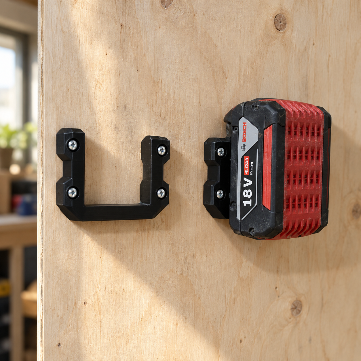 Batteriholder til Bosch Professional 18V i sort med Bosch-batteri monteret på væggen